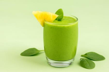 Grüner Smoothie gegen Cellulite: Was Spinat, Ananas und Zimt wirklich können